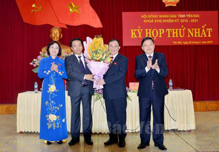 Các đồng chí lãnh đạo tỉnh tặng hoa chúc mừng đồng chí Ngô Ngọc Tuấn.